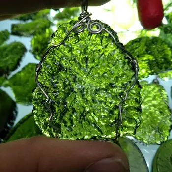 Гореща разпродажба A + Натурален Молдавит зелен аэролиты crystal Падащ камък висулка енергия апотропей 10 г-20 г/лот + безплатна въже Колие
